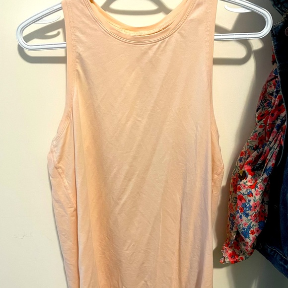 Lululemon all tied up tanks - Picture 4 of 6